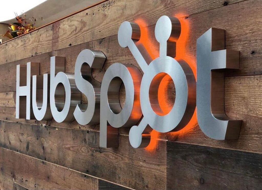 An example of a 3D logo using raised lettering and a light effect (HubSpot).